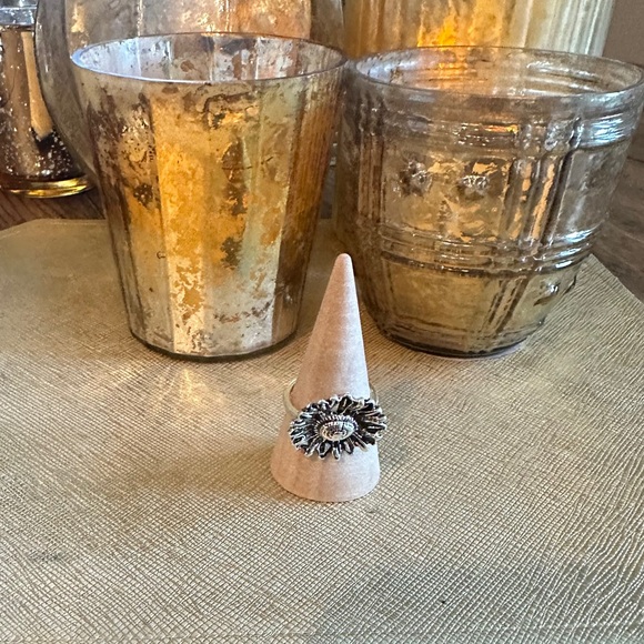 *FREE GIFT GIVEAWAY* NEW ring
size 6
Mix and match
silvery, vintage look - Picture 1 of 2